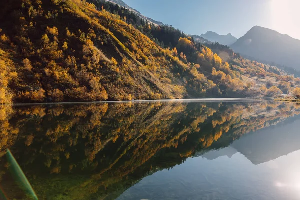 Horské Jezero Sklovitým Odrazem Podzimní Podzimní Stromy Hory — Stock fotografie