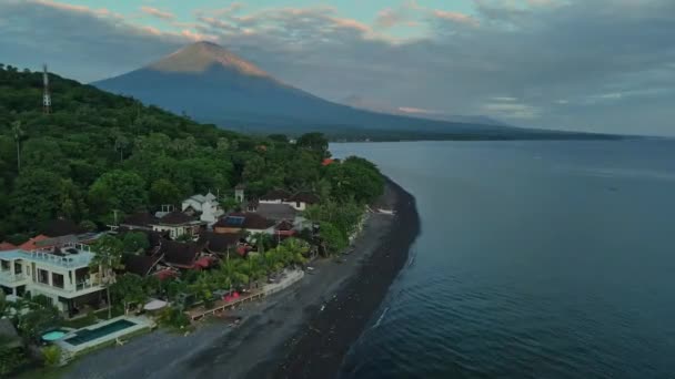 Vista Aérea Aldeia Amed Com Vulcão Agung Oceano Bali Nascer — Vídeo de Stock