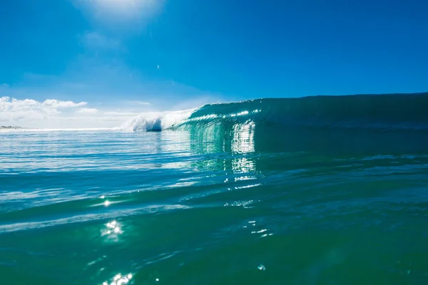 ターコイズブルーの海の完璧な波 サーフィンに最適な波を破る — ストック写真