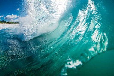 Turkuaz okyanusta mükemmel dalgalar. Sörf yapmak için ideal dalgayı kırmak