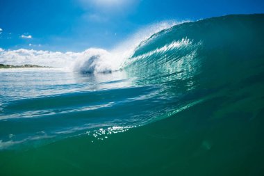 Mavi okyanusta turkuaz varil dalgaları. Dalgaları kırmak sörf için ideal