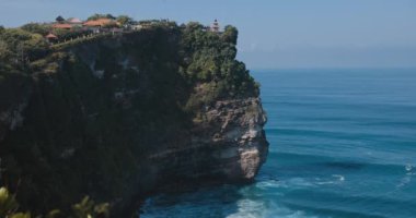 Uluwatu, Bali 'de dalgalı okyanus ve uçurum manzarası. Bale tapınağı olan popüler bir yer.