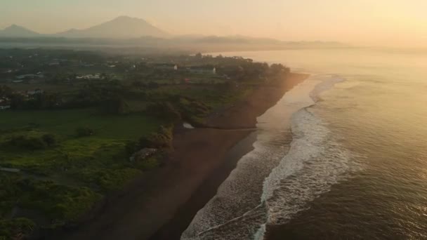 Widok Lotu Ptaka Malowniczą Plażę Wulkanem Agung Ciepłym Wschodem Lub — Wideo stockowe