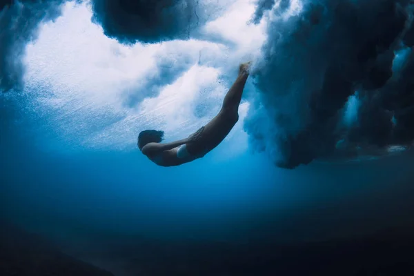 Surfista Señora Buceo Bajo Agua Con Océano Poderosa Peligrosa Ola —  Fotos de Stock
