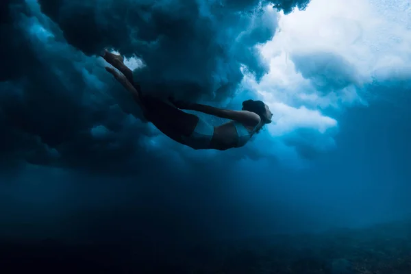 蓝色大海中的女人在强烈的浪花中挣扎着 没有冲浪板的鸭子跳水 — 图库照片