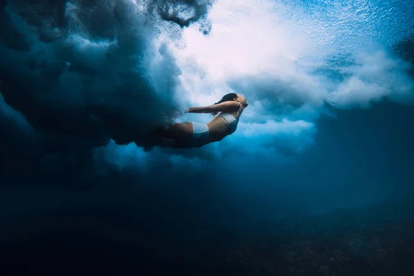 Kobieta Pływać Pod Wodą Falą Łamania Pianką Przejrzystym Oceanie — Zdjęcie stockowe