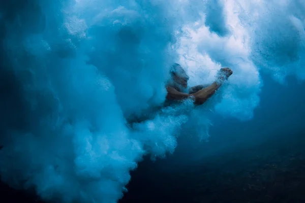 Surfer Dame Duiken Onder Water Oceaan Gevaarlijke Golf Vrouw Golfschuim — Stockfoto