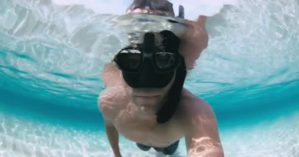 Dalgıç Maskeli Bir Adam Mavi Okyanusta Kumlu Deniz Tabanında Selfie — Stok video