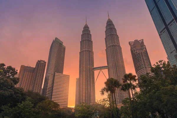 Kuala Lumpur Maleisië Park Skyline Met Zonsondergang Tinten Twin Torens — Stockfoto