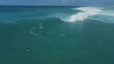 Bali 'de mavi okyanusta mükemmel dalga. Hava görünümü