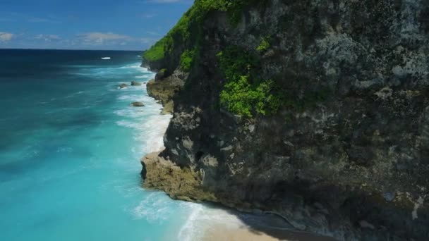 バリ島の波と岩や青い海と熱帯の風光明媚な海岸線 空中風景 — ストック動画