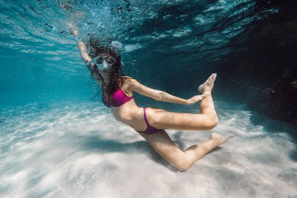 透明海でマスク水泳と楽しい水中で若いです魅力的な女性 — ストック写真