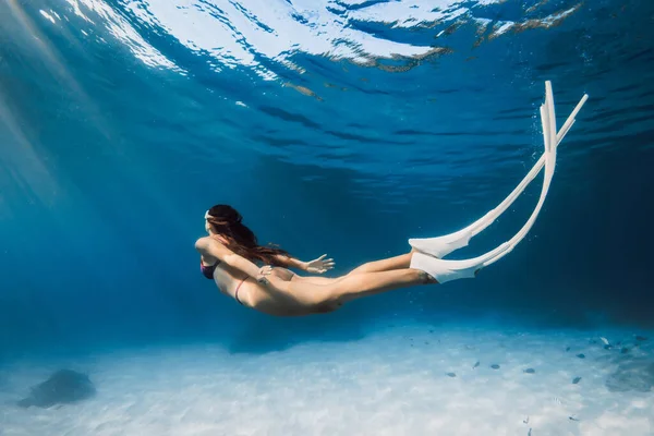 Kobieta Freediver Białymi Długimi Płetwami Pod Wodą Błękitnym Oceanie — Zdjęcie stockowe