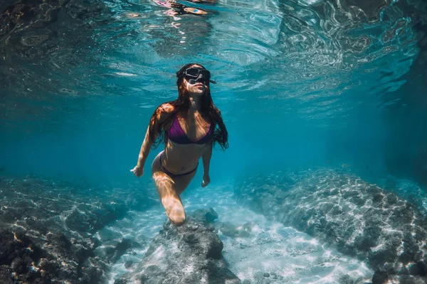 Mladá Žena Bikinách Šnorchlování Pod Vodou Modrém Moři — Stock fotografie