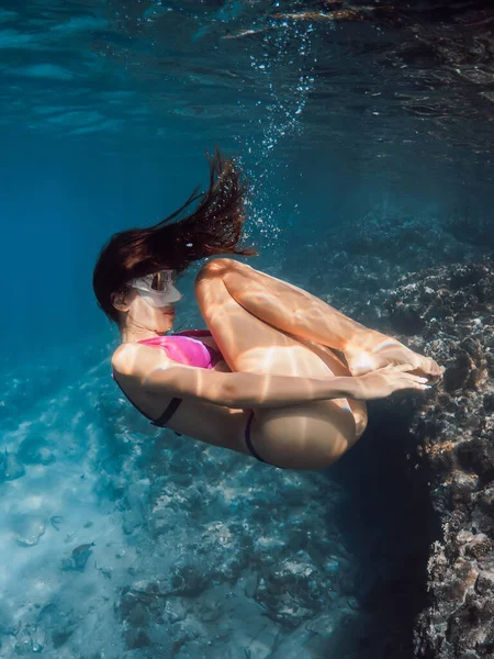 Giovane Donna Bikini Posa Sott Acqua Mare Tropicale Trasparente — Foto Stock