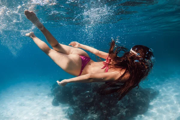 Kobieta Idealnym Ciałem Nurkująca Błękitnym Morzu Nurkowanie Seksowną Panią Hawajach — Zdjęcie stockowe