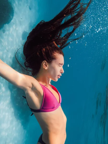 Podvodní Portrét Mladé Ženy Bikinách Bublinami Průhledném Modrém Oceánu — Stock fotografie