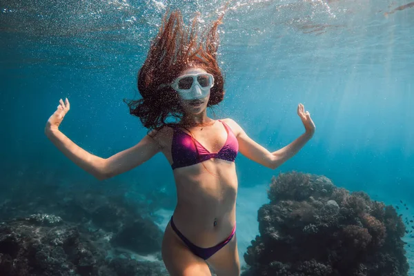 水中ダイビングマスクを持つ魅力的な女性 透明度の高い青い海でのフリーダイビングやシュノーケリング — ストック写真