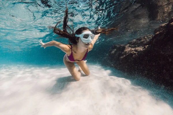 Νεαρή Ελκυστική Γυναίκα Μάσκα Κολύμπι Και Διασκέδαση Υποβρύχια Διαφανή Ωκεανό — Φωτογραφία Αρχείου