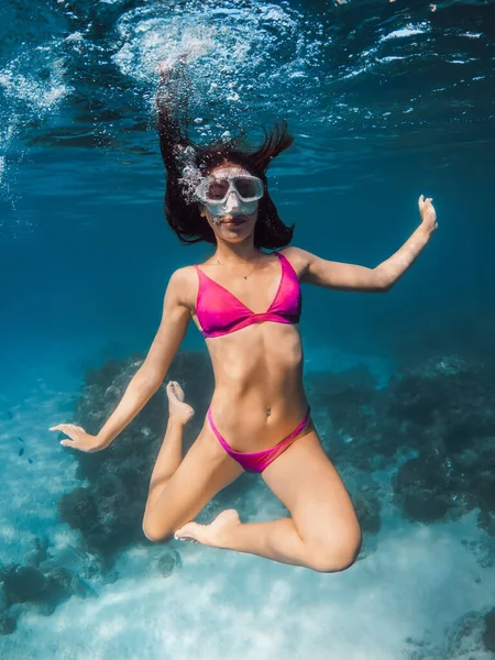 Mladá Žena Růžových Bikinách Zábava Pod Vodou Průhledném Oceánu — Stock fotografie