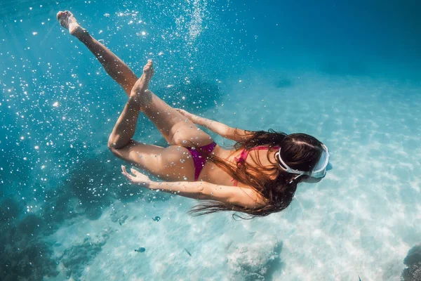 Donna Con Corpo Perfetto Tuffarsi Nel Mare Blu Snorkeling Con — Foto Stock