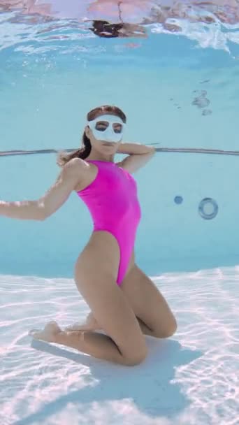 Pembe Bikinili Çekici Seksi Kadın Havuz Altında Dalış Maskesiyle Poz — Stok video