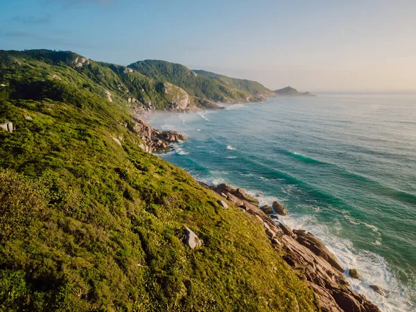 Scénická Pobřeží Oceánem Vlnami Lehkým Oparem Při Východu Slunce Brazílii — Stock fotografie