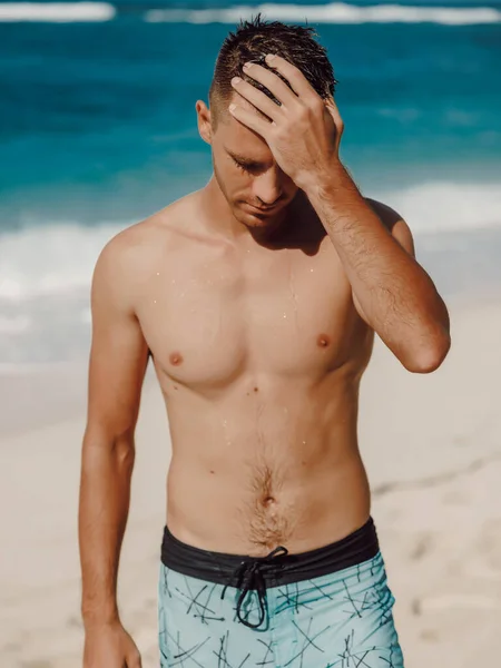 Schöne Oben Ohne Männliche Modell Urlaub Tropischen Strand — Stockfoto