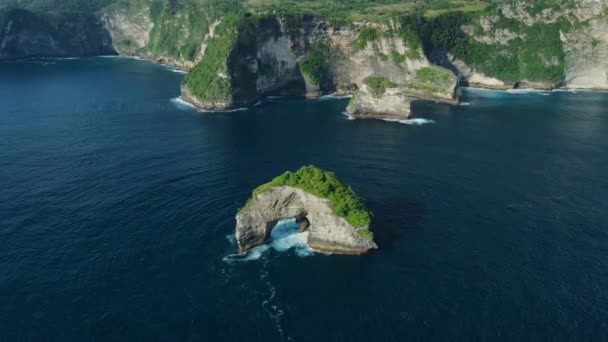 Úžasná Krajina Osamělou Roklí Oceánu Pobřeží Útesy Nusa Penida Letecký — Stock video