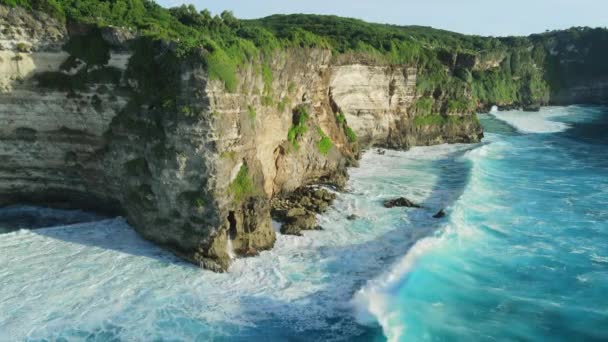 Linia Brzegowa Klifami Ocean Falami Uluwatu Bali Popularne Miejsce Punkt — Wideo stockowe
