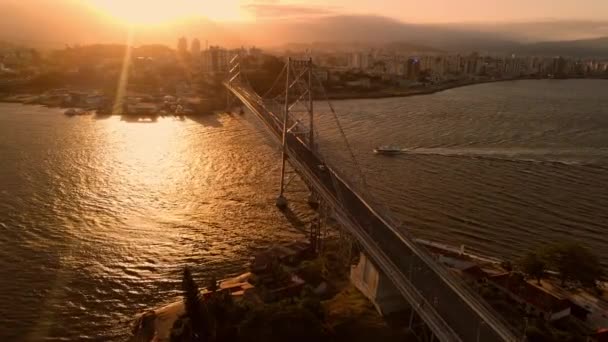 缆绳在弗洛里亚诺波利斯的桥上挂着温暖的落日 巴西弗洛里亚诺波利斯受欢迎的旅游胜地 — 图库视频影像