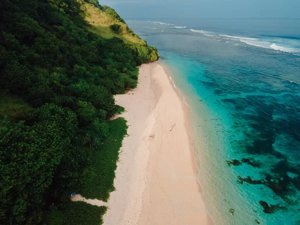 巴厘岛风景秀丽的海滩 有绿色的悬崖和大海 度假海滩的空中景观 — 图库照片