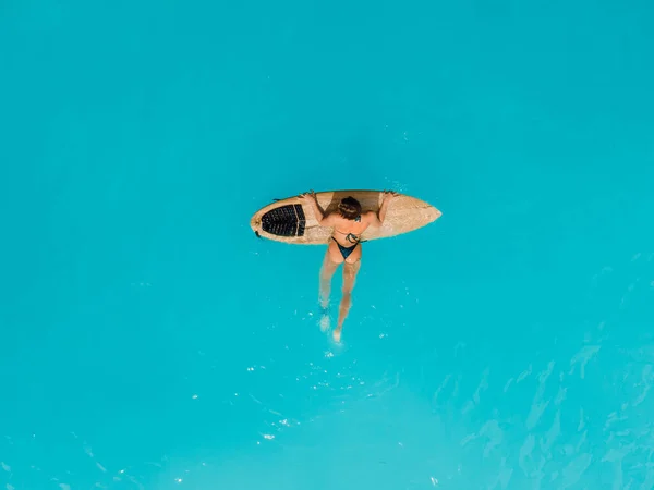 Surf Girl Bikini Relaxant Avec Planche Surf Dans Océan Turquoise — Photo