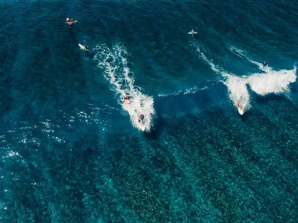 Légi Felvétel Szörfözés Kék Hullámon Tökéletes Hullámok Szörfösökkel Trópusi Óceánban — Stock Fotó