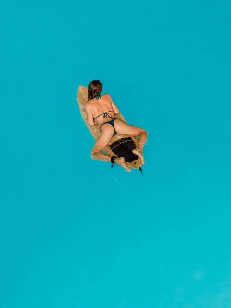 Sexy Surf Girl Bikini Sur Planche Surf Dans Océan Turquoise — Photo