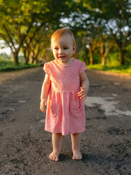 Όμορφο Κορίτσι Παιδί Εξωτερικό Χώρο Φως Ηλιοβασίλεμα Χαριτωμένο Μωρό Ροζ — Φωτογραφία Αρχείου