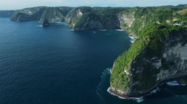 Nusa Penida 'da okyanus kıyıları ve kayalık uçurumları olan manzaralı bir yer. Hava görünümü