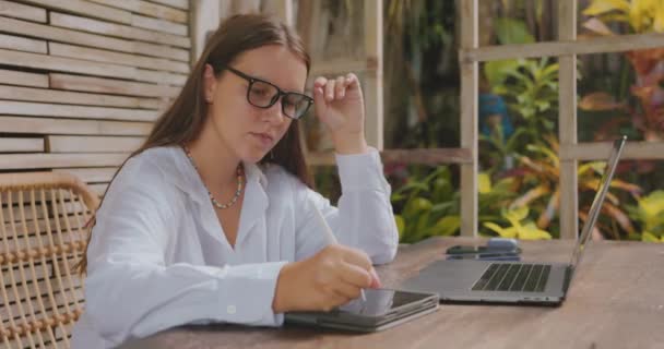 Vrouw Werkt Touch Pad Met Laptop Tijdens Het Zitten Buurt — Stockvideo