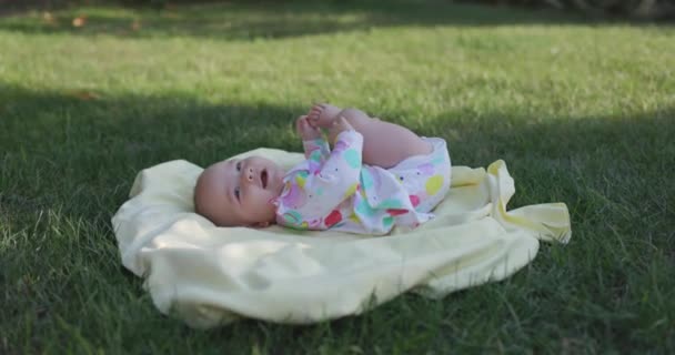 Schattig Meisje Dat Tuin Het Gazon Ligt Gelukkig Baby Outdoor — Stockvideo