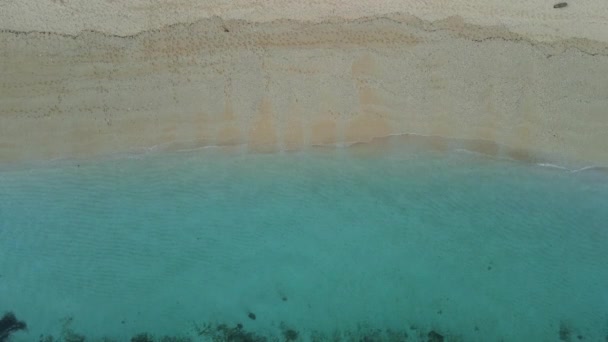 Αμμώδης Παραλία Διάφανο Τυρκουάζ Ωκεανό Αεροφωτογραφία Άνω Όψη — Αρχείο Βίντεο