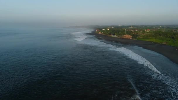 Letecký Pohled Černou Písečnou Pláž Vlnami Oceánu Keramas Bali — Stock video