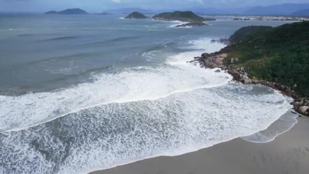 Kustlinje Med Största Vågorna Santa Catarina Nära Florionopolis Flygbild — Stockvideo