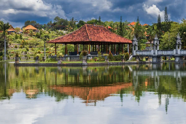 Su Sarayı Taman Ujung, Bali, Endonezya. Sulu Bali mimarisi