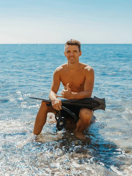 Sexy Topless Male Model Vacation Ocean Beach Улыбающийся Спортивный Мужчина — стоковое фото