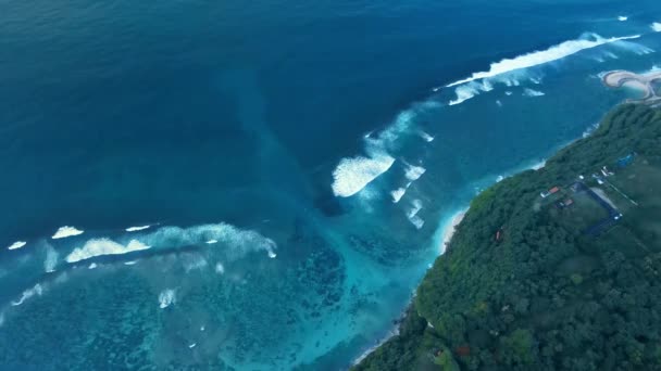 Letecký Pohled Malebné Pobřeží Oceánskými Vlnami Silným Proudovým Kanálem Bali — Stock video