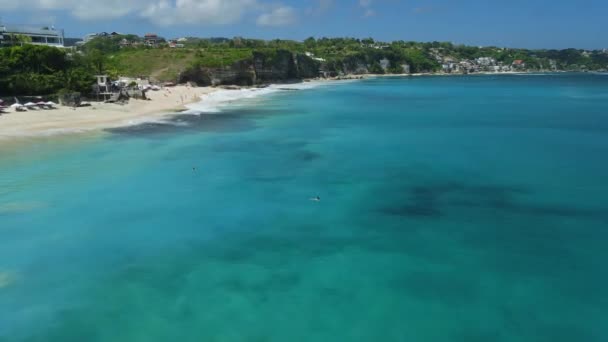 Oblíbená Turistická Pláž Bali Vlnami Surfování Tyrkysovém Oceánu Letecký Pohled — Stock video