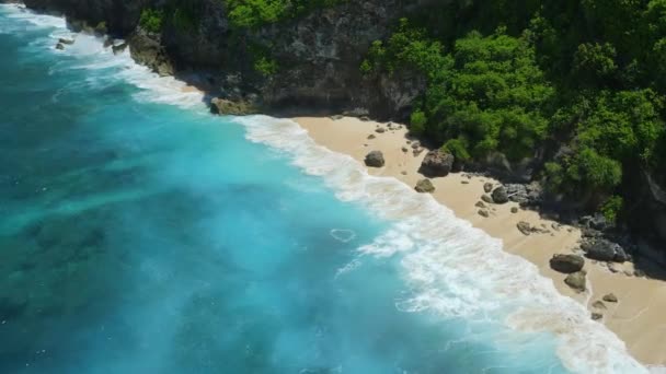 Letecký Pohled Modrý Oceán Vlnou Tropickým Pobřežím Bali — Stock video