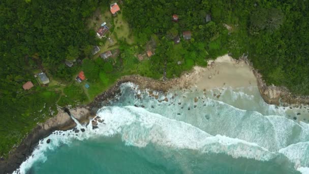 Береговая Линия Домами Пляжем Океаном Волнами Бразилии Вид Воздуха — стоковое видео