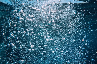 Okyanustaki su altı mavi dokusu. Şeffaf denizde kabarcıklar. 