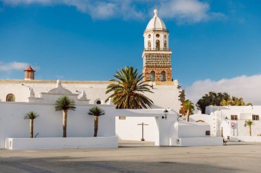 Teguise, Lanzarote, İspanya - Nisan 04, 2023. Teguise şehrinin eski mimarisi. Lansarote Adası 'ndaki Iglesia de Nuestra Kilisesi Senyora de Guadalupe.